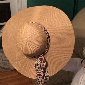 Straw beach hat with leopard scarf